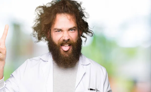 Cientista Louco Com Cabelo Longo Engraçado Sorrindo Com Rosto Feliz — Fotografia de Stock