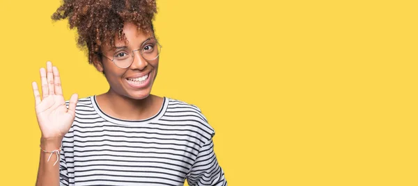 Hermosa Mujer Afroamericana Joven Con Gafas Sobre Fondo Aislado Renuncia —  Fotos de Stock