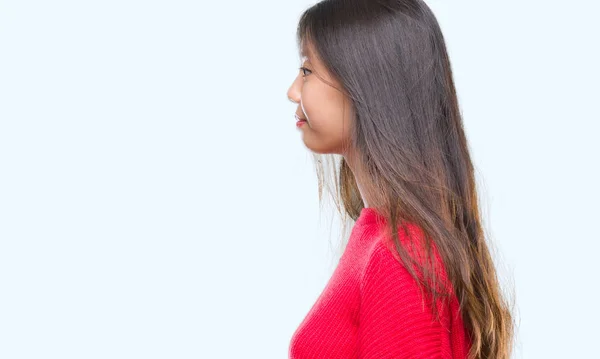 Młoda Kobieta Azjatyckich Noszenia Sweter Zimowy Białym Tle Patrząc Bok — Zdjęcie stockowe