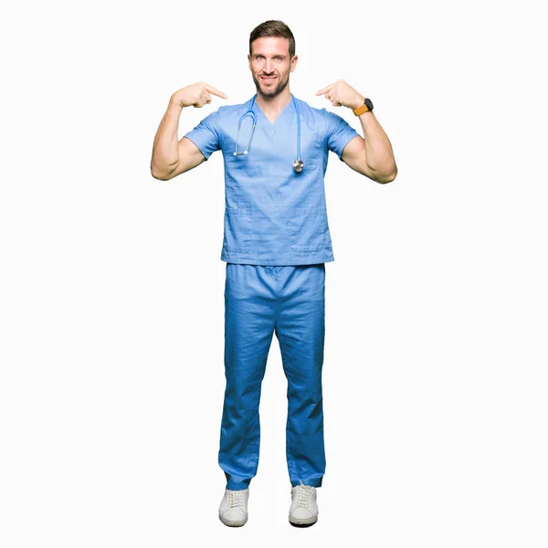 Stilig Läkare Man Bär Medicinsk Uniform Över Isolerade Bakgrund Ser — Stockfoto