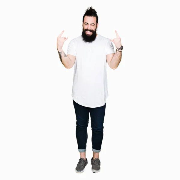 Homem Jovem Hipster Com Cabelos Longos Barba Vestindo Casual Shirt — Fotografia de Stock