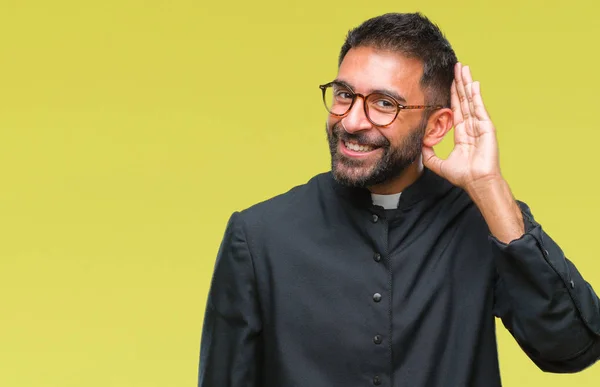 Hombre Sacerdote Católico Hispano Adulto Sobre Fondo Aislado Sonriendo Con —  Fotos de Stock