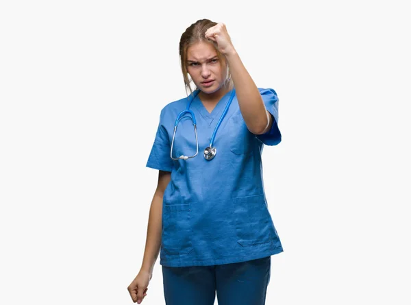 Joven Doctora Caucásica Vistiendo Uniforme Cirujano Sobre Fondo Aislado Enojado —  Fotos de Stock