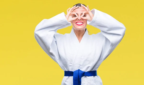 Mooie Jongedame Karate Kimono Uniform Dragen Geïsoleerd Achtergrond Doen Gebaar — Stockfoto