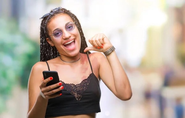 Giovane Capelli Intrecciati Afroamericano Con Marchio Nascita Utilizzando Smartphone Sfondo — Foto Stock