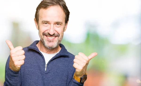 Homem Bonito Meia Idade Vestindo Sinal Sucesso Suéter Fazendo Gesto — Fotografia de Stock