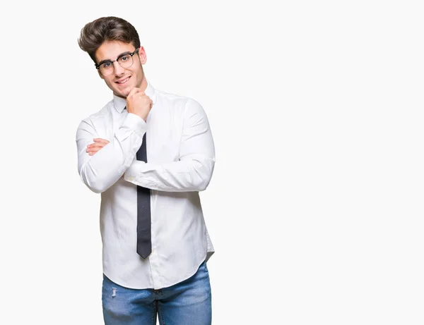 Mladí Obchodní Muž Nosí Brýle Izolované Pozadí Sebevědomým Kameru Úsměvem — Stock fotografie