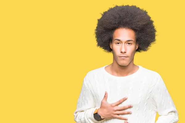 Junger Afrikanisch Amerikanischer Mann Mit Afro Haaren Trägt Winterpullover Mit — Stockfoto