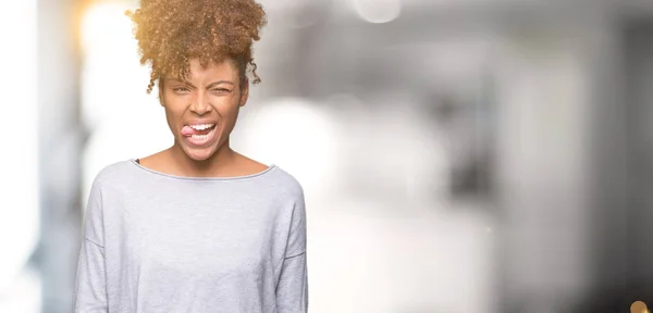Mooie Jonge Afro Amerikaanse Vrouw Geïsoleerde Achtergrond Steken Tong Uit — Stockfoto