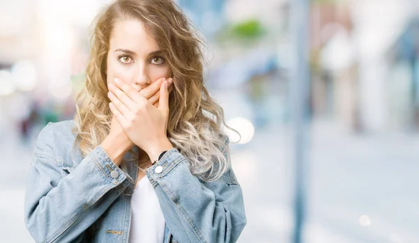 Schöne Junge Blonde Frau Trägt Jeansjacke Über Isoliertem Hintergrund Schockiert — Stockfoto