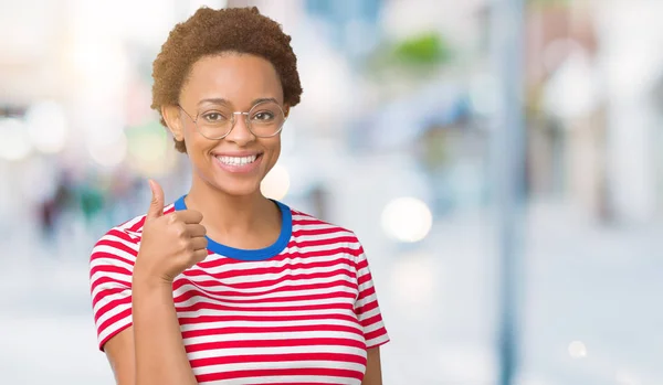 Vackra Unga Afroamerikanska Kvinnan Bär Glasögon Över Isolerade Bakgrund Gör — Stockfoto