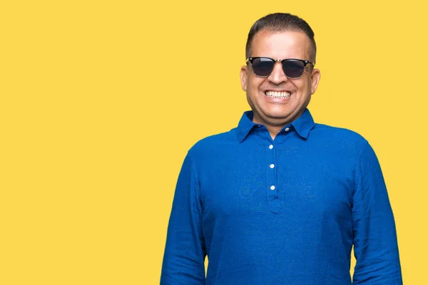 Medelåldern Arabiska Mannen Bär Solglasögon Över Isolerade Bakgrund Med Glad — Stockfoto