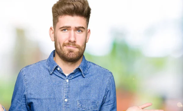 Homem Loiro Bonito Jovem Vestindo Camisa Jeans Casual Sem Noção — Fotografia de Stock