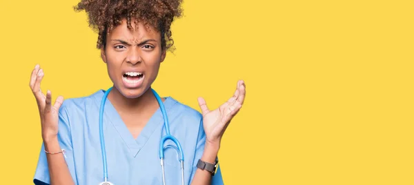Fiatal Afro Amerikai Orvos Felett Elszigetelt Háttér Őrült Őrült Kiabálás — Stock Fotó