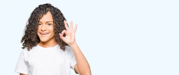 Junge Schöne Frau Mit Lockigem Haar Trägt Weißes Shirt Lächelt — Stockfoto