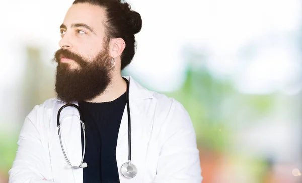 Médico Pelo Largo Con Abrigo Médico Estetoscopio Sonriente Mirando Lado — Foto de Stock