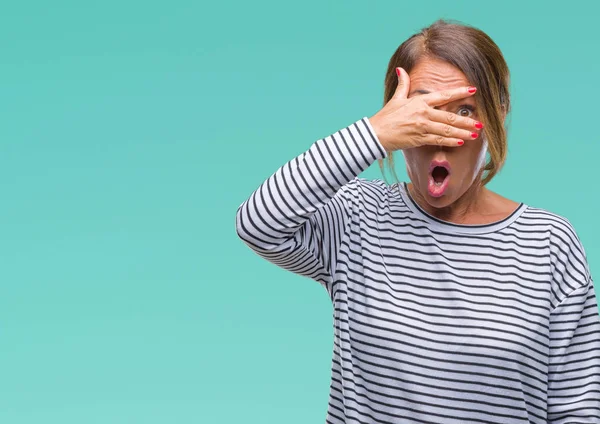 Mujer Hispana Mayor Mediana Edad Sobre Fondo Aislado Asomándose Shock — Foto de Stock