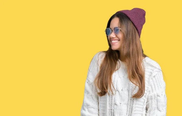 Junge Schöne Brünette Hipsterfrau Mit Sonnenbrille Vor Isoliertem Hintergrund Die — Stockfoto