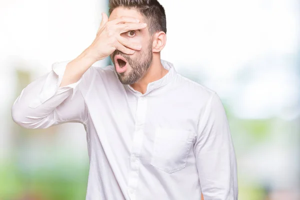 Giovane Uomo Affari Sfondo Isolato Sbirciare Shock Che Copre Viso — Foto Stock