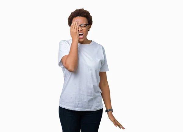 Schöne Junge Afrikanisch Amerikanische Frau Mit Brille Über Isoliertem Hintergrund — Stockfoto