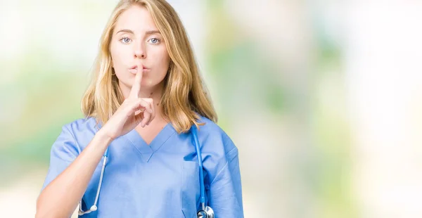 Schöne Junge Ärztin Die Medizinische Uniform Über Isoliertem Hintergrund Trägt — Stockfoto