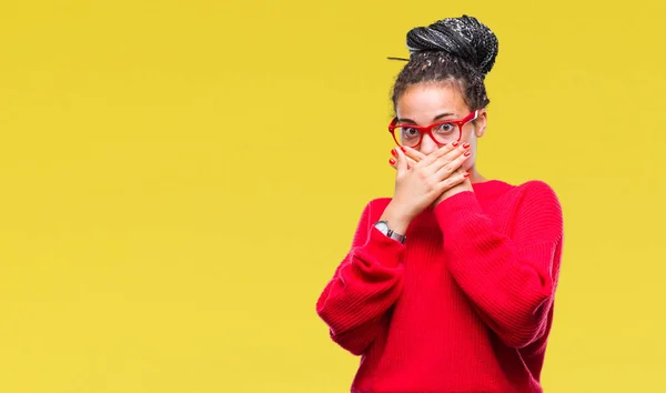 Joven Trenzado Pelo Afroamericano Chica Usando Suéter Gafas Sobre Fondo —  Fotos de Stock