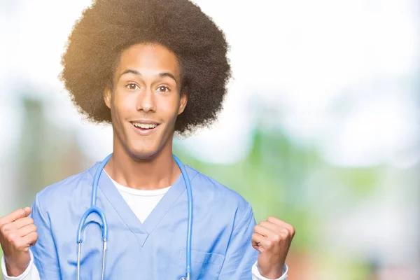 Mladý Americký Lékař Muž Afro Vlasy Slaví Překvapil Ohromilo Pro — Stock fotografie