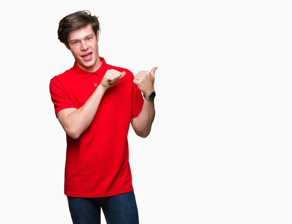 Joven Hombre Guapo Con Camiseta Roja Sobre Fondo Aislado Señalando — Foto de Stock
