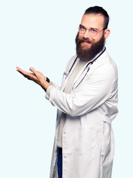 Молодий Блондин Лікар Бородою Медичному Пальто Вказуючи Бік Рукою Відкритою — стокове фото