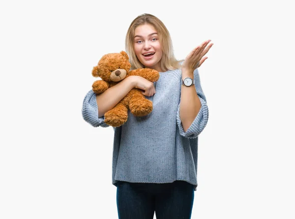 Joven Mujer Caucásica Sosteniendo Lindo Osito Peluche Sobre Fondo Aislado —  Fotos de Stock