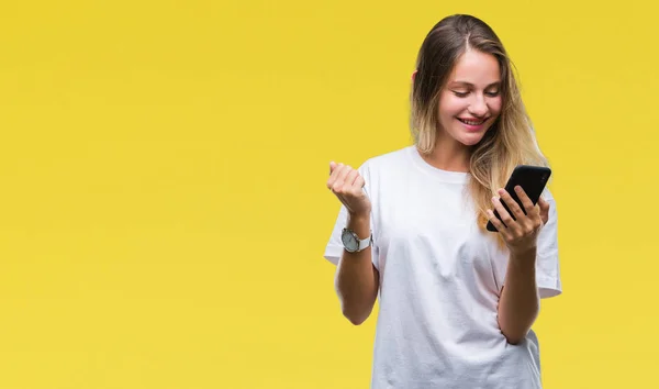 Jonge Mooie Blonde Vrouw Met Smartphone Geïsoleerde Achtergrond Schreeuwen Trots — Stockfoto