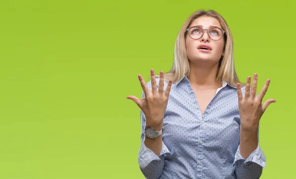 Mulher Negócios Caucasiana Jovem Usando Óculos Sobre Fundo Isolado Louco — Fotografia de Stock