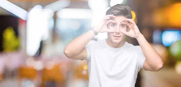 Junger Gutaussehender Mann Mit Weißem Shirt Vor Isoliertem Hintergrund Der — Stockfoto