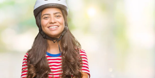 年轻的阿拉伯骑自行车妇女戴安全帽在孤立的背景快乐的脸微笑着交叉双臂看着相机 积极的人 — 图库照片