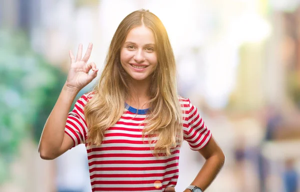Gülümseyen Izole Arka Plan Üzerinde Genç Güzel Sarışın Kadın Parmaklar — Stok fotoğraf