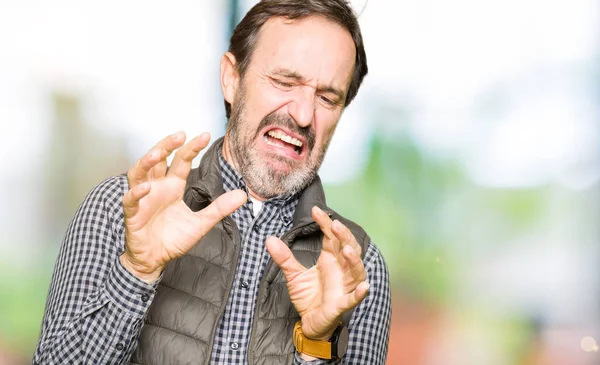 Hombre Guapo Mediana Edad Con Chaleco Invierno Expresión Repugnante Disgustado — Foto de Stock