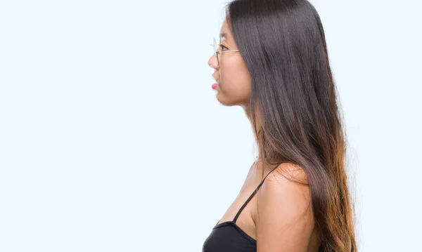 Noszenie Okularów Młodych Asian Kobieta Białym Tle Patrząc Bok Zrelaksować — Zdjęcie stockowe