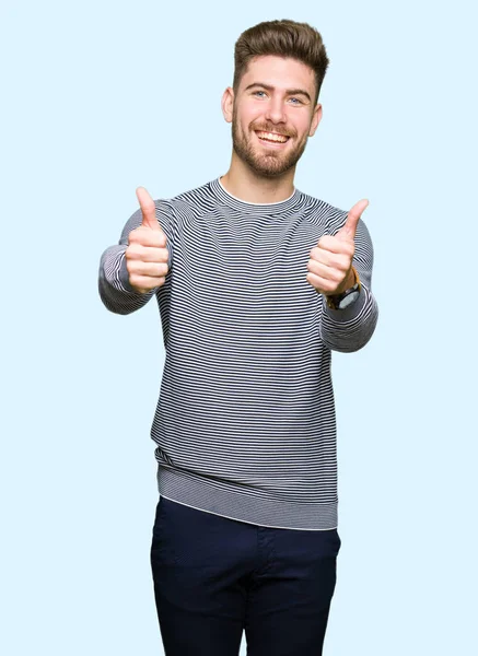 줄무늬 스웨터 잘생긴 남자는 성공을 손으로 긍정적인 제스처를 카메라 우승자 — 스톡 사진