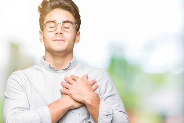 Joven Hombre Guapo Con Gafas Sobre Fondo Aislado Sonriendo Con —  Fotos de Stock