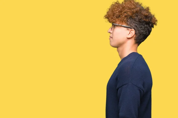 Jonge Knappe Man Met Afro Dragen Bril Zoek Naar Kant — Stockfoto