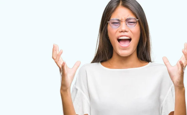 Jovem Mulher Asiática Vestindo Óculos Sobre Fundo Isolado Louco Louco — Fotografia de Stock