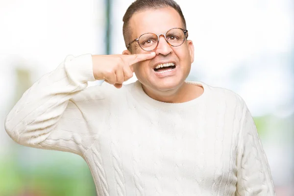 中年阿拉伯男子戴眼镜在孤立的背景指向用手指对脸和鼻子 微笑欢快 — 图库照片