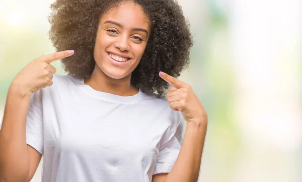 Jonge Afro Amerikaanse Vrouw Geïsoleerde Achtergrond Glimlachend Vertrouwen Tonen Wijzen — Stockfoto
