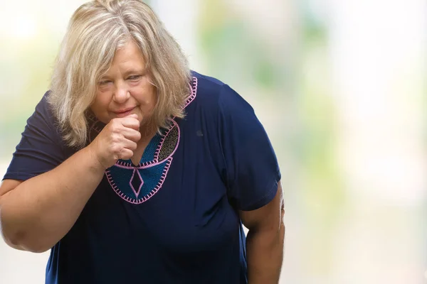 体調不良や風邪や気管支炎の症状として咳を感じて孤立の背景に白人女性はシニア プラスのサイズ ヘルスケアの概念 — ストック写真