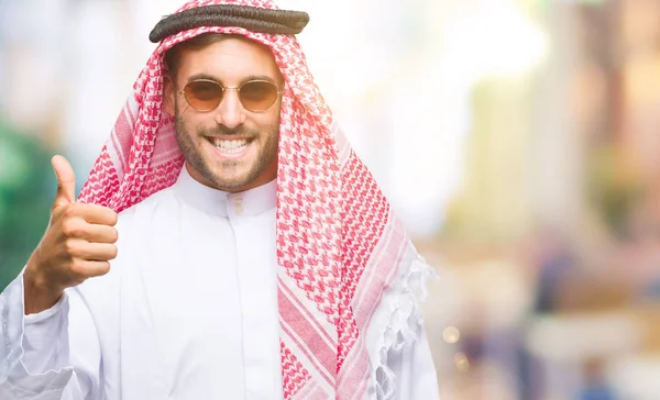 Joven Hombre Guapo Usando Keffiyeh Sobre Fondo Aislado Haciendo Pulgares — Foto de Stock