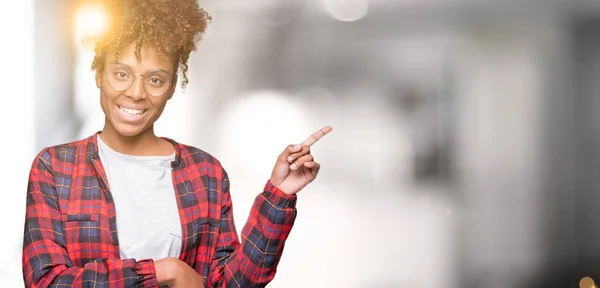 Hermosa Mujer Afroamericana Joven Con Gafas Sobre Fondo Aislado Con —  Fotos de Stock