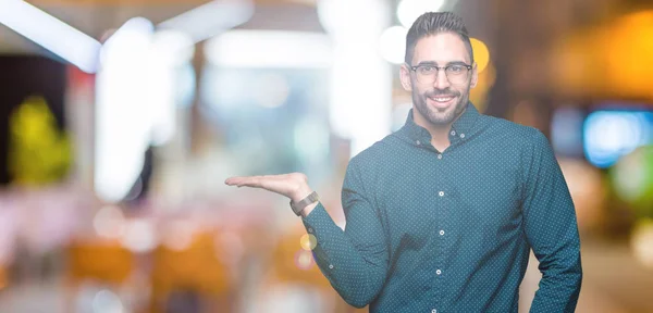 Joven Hombre Negocios Guapo Con Gafas Sobre Fondo Aislado Sonriendo — Foto de Stock