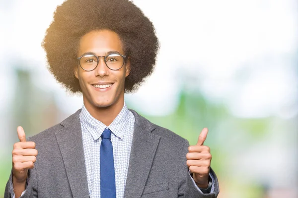 Unga Afroamerikanska Affärsman Med Afrohår Som Bär Glasögon Framgång Tecken — Stockfoto