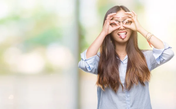 年轻的亚洲女商人戴眼镜在孤立的背景做确定的手势像双筒望远镜伸出舌头 眼睛通过手指看 疯狂的表达 — 图库照片