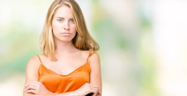 Piękna Młoda Kobieta Pomarańczowy Koszulkę Białym Tle Sceptykiem Nerwowy Dezaprobaty — Zdjęcie stockowe
